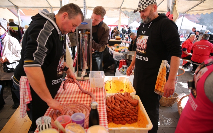 Már megint jól kisütötték – minden ízében remek volt a Pentelei Kolbászfesztivál (galériával)