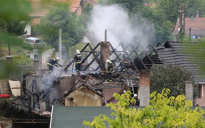 Háztető kapott lángra az Óvárosban