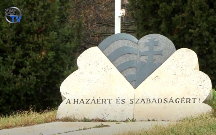 DSTV: ünnep a forradalmi emlékműnél