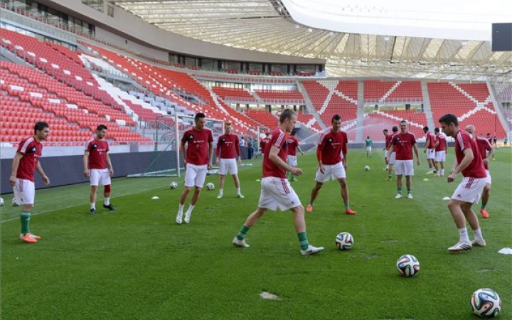Magyar-román válogatott meccs óriás kivetítőn, a Városháza téren