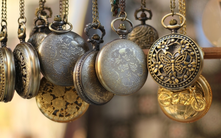 Mindig él a remény, de mindig hamvába hull, mint az idő: megint állítunk az órákon