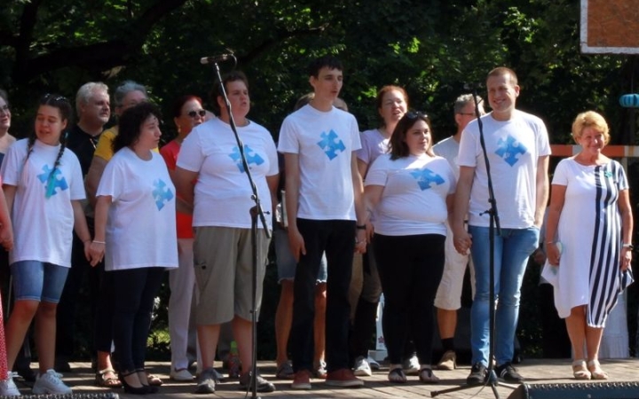 "Ragyogj Kéken!" és "Csilingelő Hangok" az autisták napján