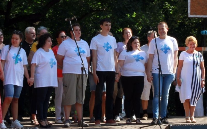 "Ragyogj Kéken!" és "Csilingelő Hangok" az autisták napján