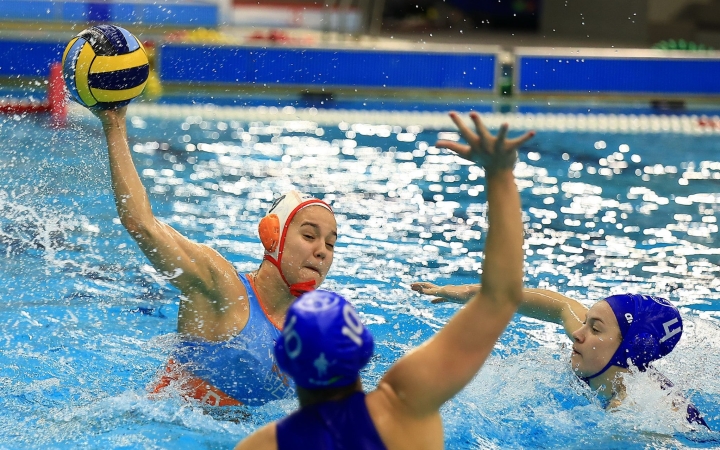 Felemás hétvége a medencében