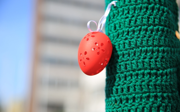 Húsvéti díszbe öltözik a Városháza tér