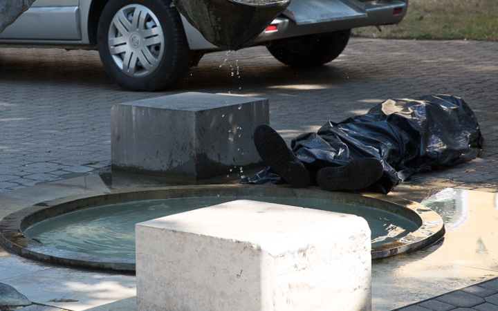 Tragédia a mozinál - belefulladt egy férfi a liliomos szökőkútba