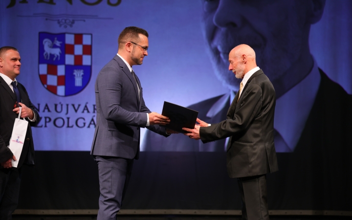 Dr. Kemény János lett a Dunaújváros Díszpolgára cím kitüntetettje (galériával)