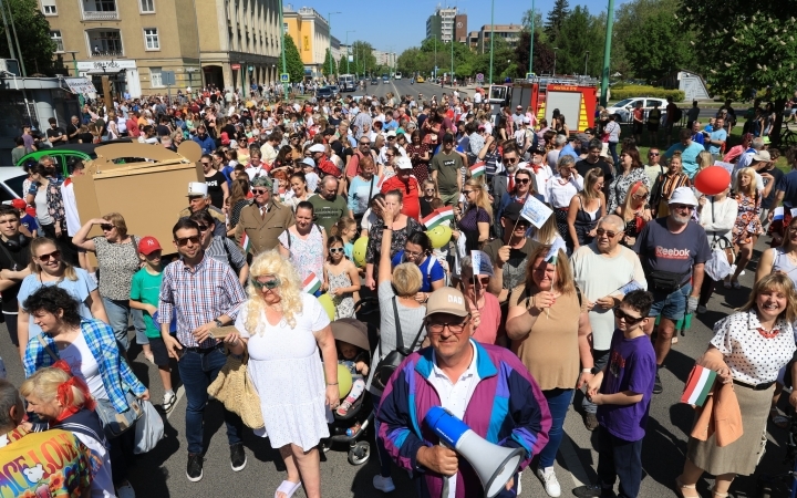 Sugárúti Fesztivál: városi világtalálkozó és időkapu a Vasmű úton (teljes galériával)