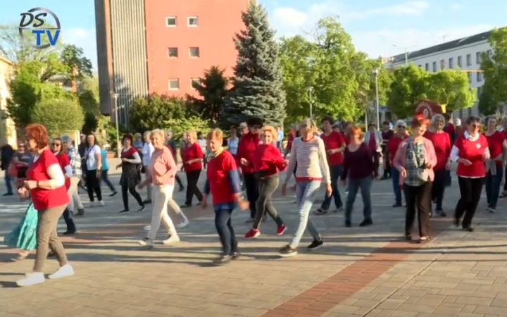 DSTV: örömtánc a téren