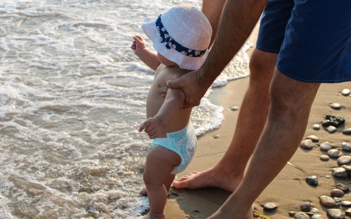 A kéz, amely a bölcsőt ringatja...