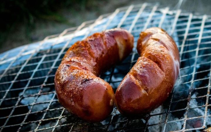 Kell-e salétromsó a kolbászba?