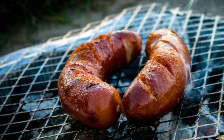 Kell-e salétromsó a kolbászba?
