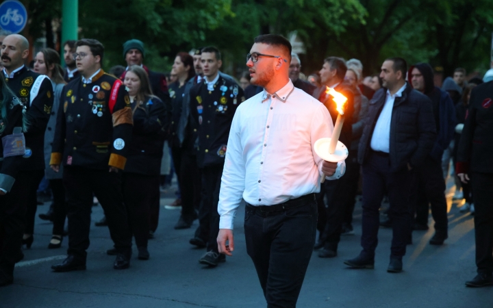  Újra fáklyás-lámpás, meghitt búcsú a várostól – jó szerencsét, végzős hallgatók! (galériával)