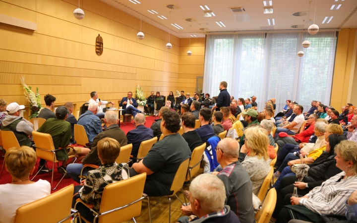 Autós élmények élőben – Vályi István volt a Dunaújvárosi Estek sorozatának vendége