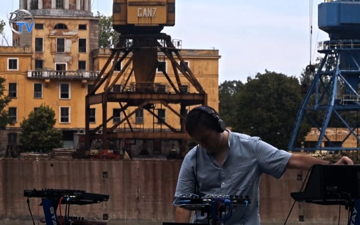 DSTV: a techno bűvöletében