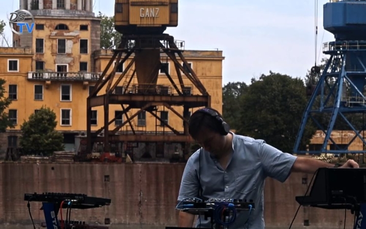 DSTV: a techno bűvöletében