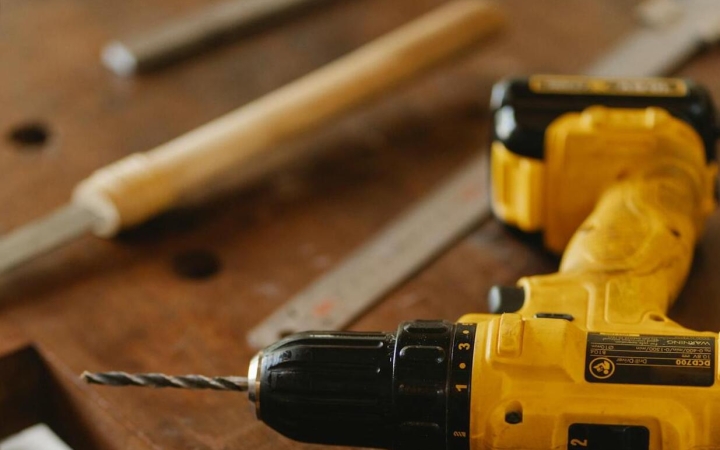 Ezért érdemes akkumulátoros szerszámgépeket használni