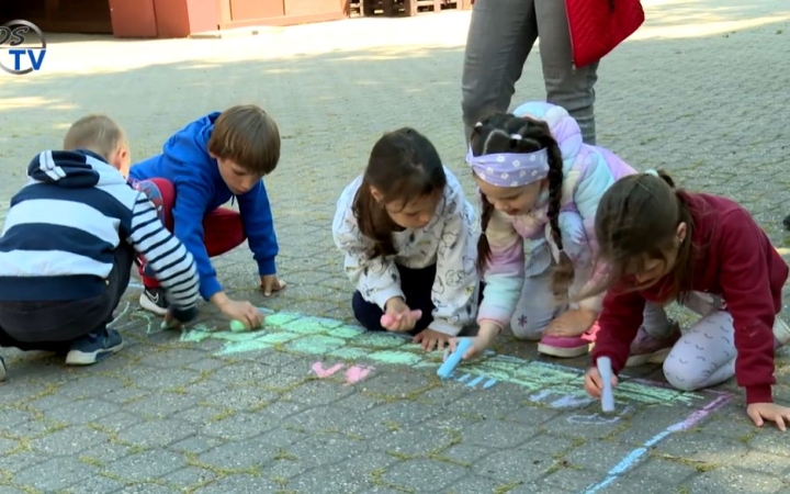 DSTV: együtt rajzoltak az ovisok