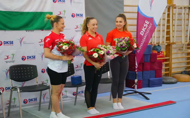 Virágcsokrokkal várták az Eb dunaújvárosi hőseit (galériával)