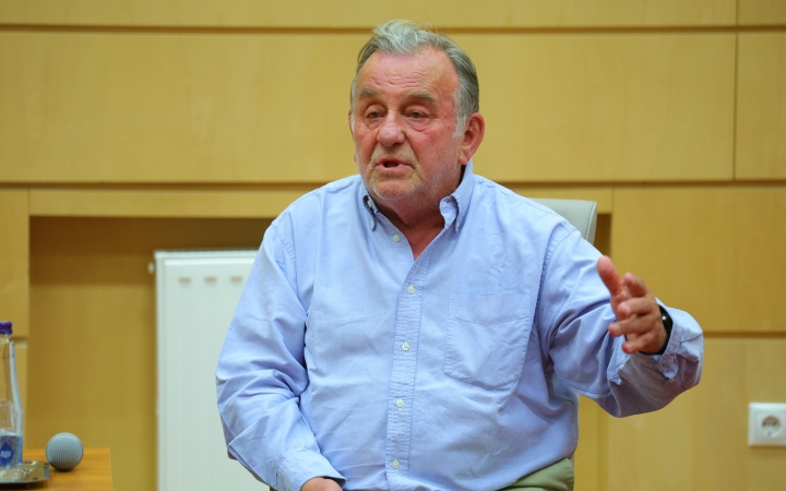 Csattanó poénok a Dunaújvárosi Esteken – Fábry Sándor volt a vendég