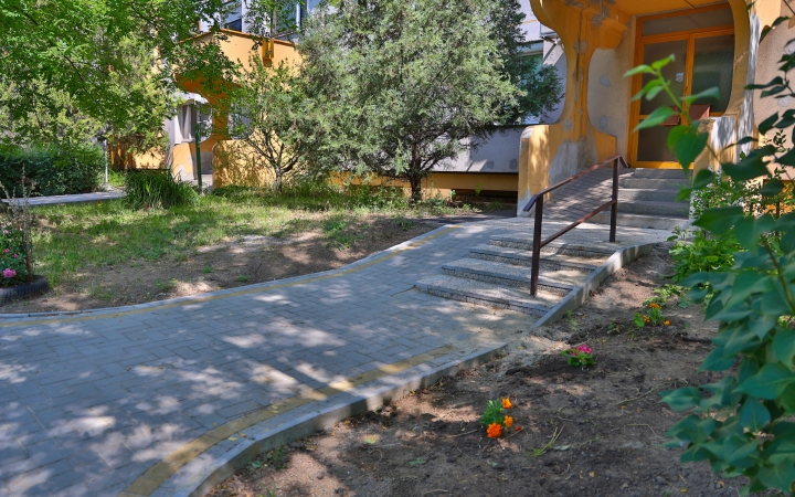 Két lépcsőháznál újult meg a járdaszakasz