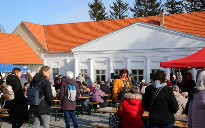 Programkavalkád a Mondbach-kúriában