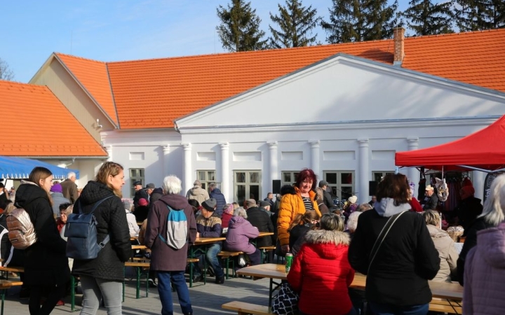 Programkavalkád a Mondbach-kúriában