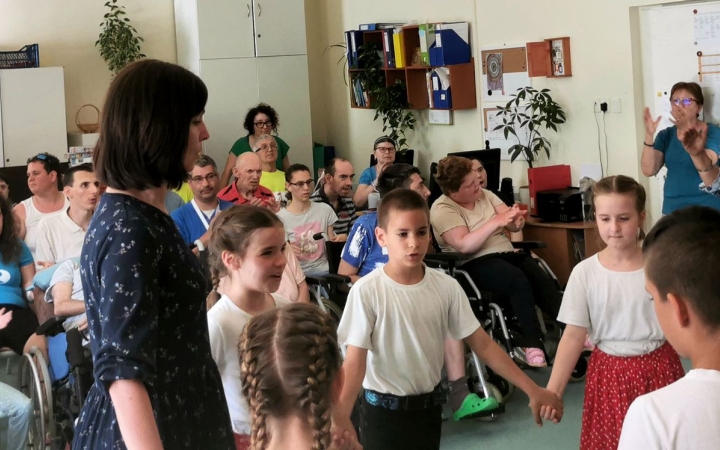 "Jószolis" nyárköszöntő után, évzáró tárlat előtt a Wesley-Da Capo iskola közössége