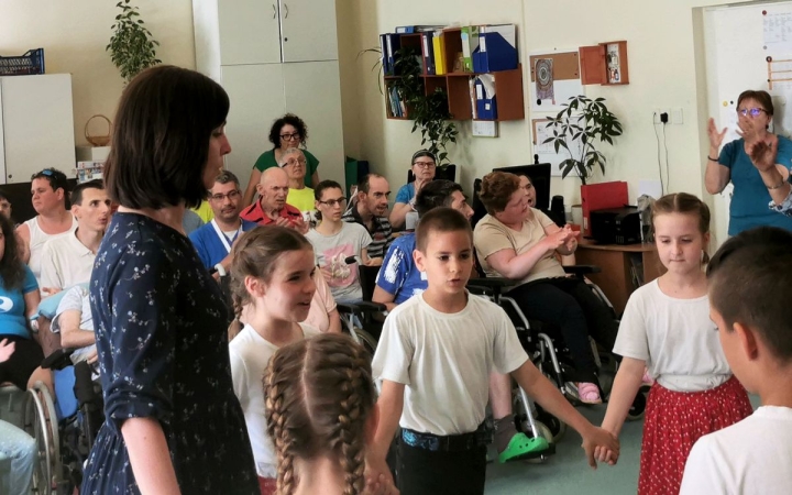 "Jószolis" nyárköszöntő után, évzáró tárlat előtt a Wesley-Da Capo iskola közössége