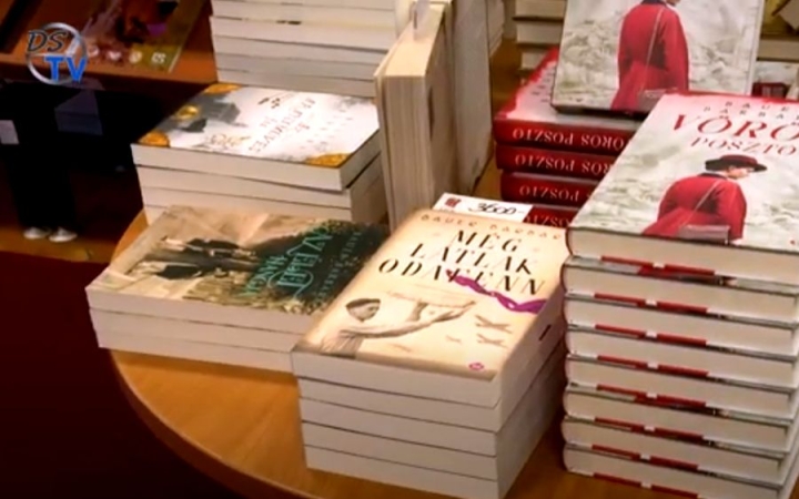 DSTV: ünnepi találkozás a könyvtárban