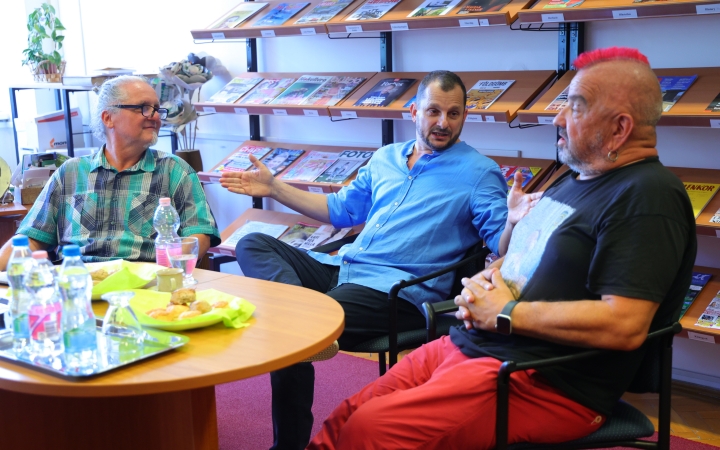 "Hátsószínpad": kötetbemutató színesítette a könyvtár ünnepi kínálatát