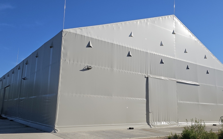 Egyre több hazai vállalkozás dönt a raktársátor mellett, azonban nem mindegy, hogy milyen ponyvát választanak!