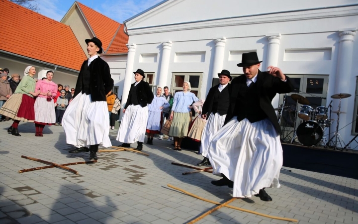 Jótét célú évadzáró a Dunaújvárosi Vasas Táncegyüttessel – segítsd te is Botika gyógyulását!