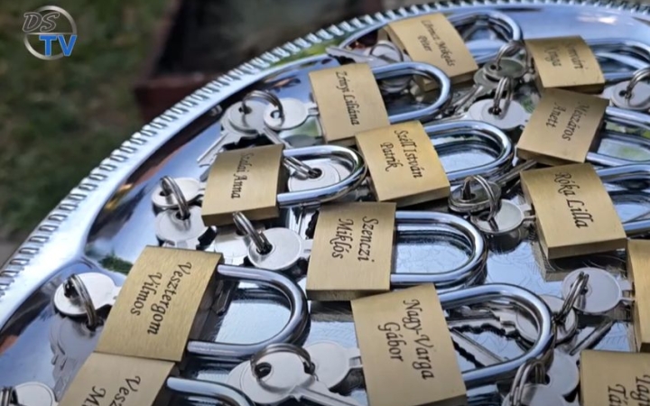 DSTV: lakatoltak a zeneiskola búcsúzói