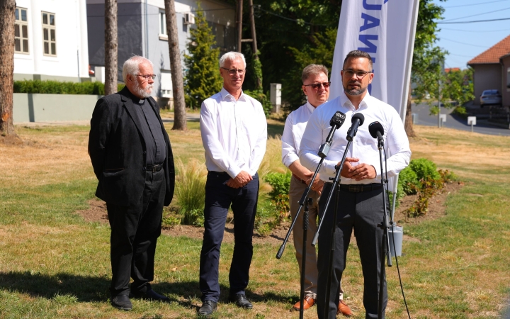 Visszanyeri fényét a Szentháromság tér – régi helyére kerül a Szentháromság-szobor