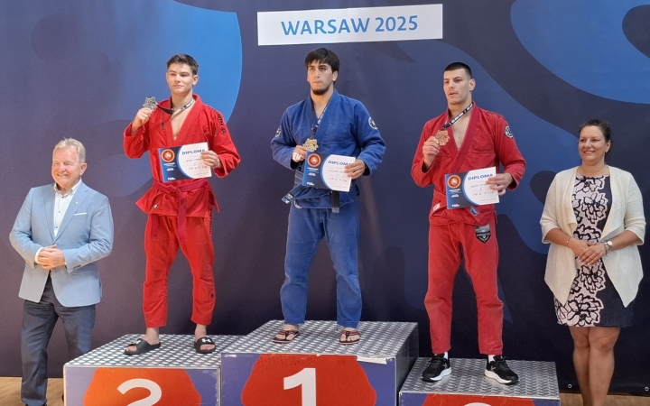 Szépen fénylő érmek Varsóból