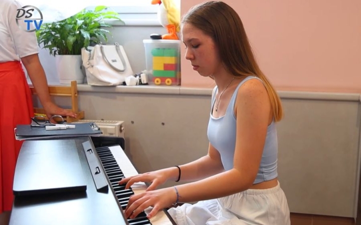 DSTV: évadzáró a zenélő cukrászdában