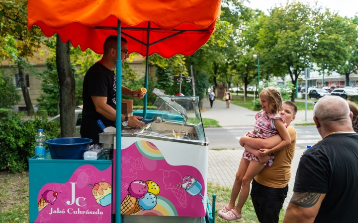 Frissítő délután a posta előtt