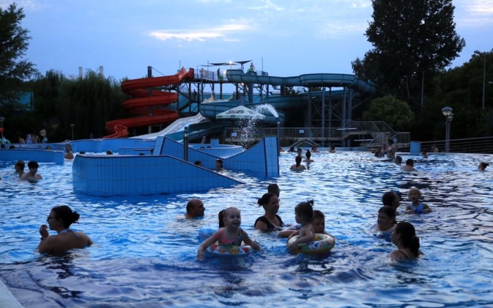 Strandok éjszakája az élményfürdőben