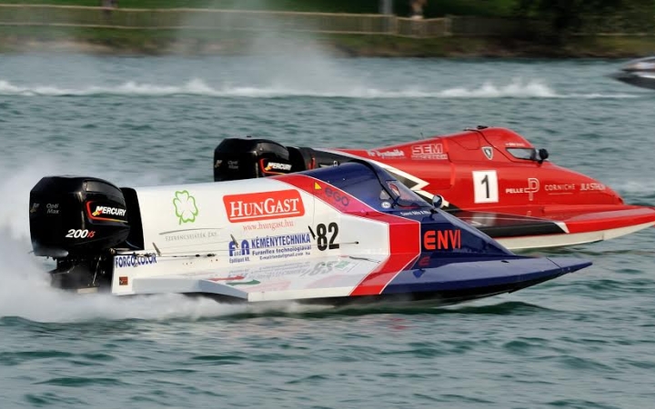 Motorcsónak vb az öbölben