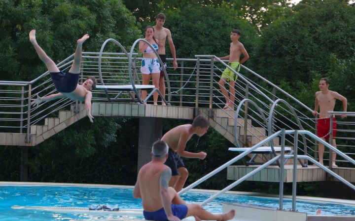 Esti csobbanás az Aquantis Élményfürdőben (galériával)