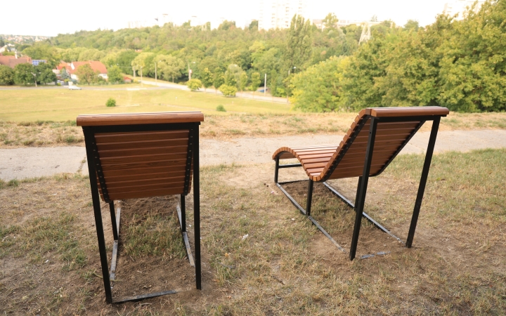 Panorámapadokat is telepítettek – új utcabútorokat helyeztek ki a Béke városrészben