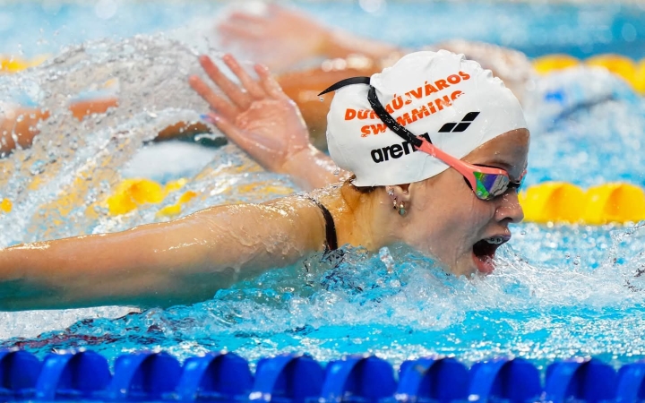 B-döntő és egyéni csúcsok a medencében