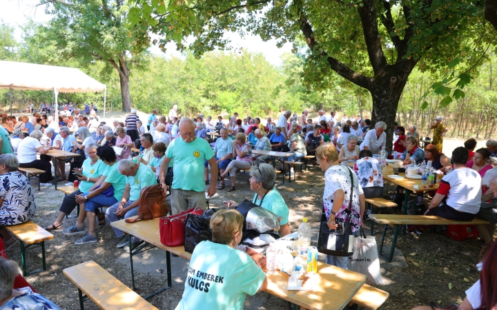 "Hagyd otthon az unokád!" – mozgalmas programözönnel várták a szépkorú közönséget (galériával)