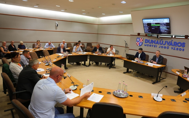 Néma főhajtások a rendkívüli közgyűlésen