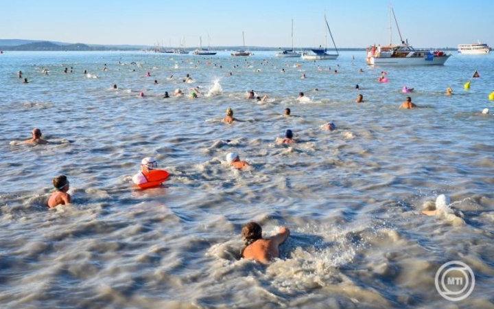 Dunaújvárosiak is tempóztak a Balaton-átúszáson