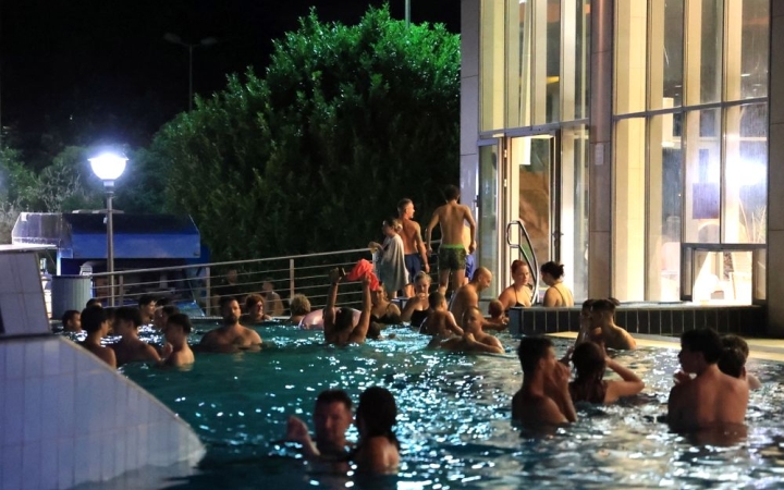 Holdfényfürdő csalogat szombaton!