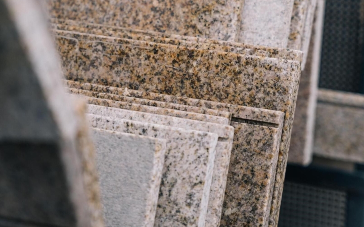 Az antracit ablakpárkány: időtálló elegancia otthona számára