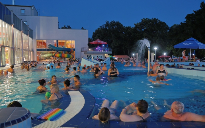Kánikula után esti csobbanás az élményfürdőben (galéria)