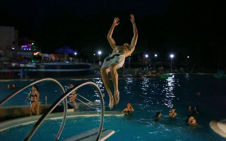 DSTV: Holdfényfürfő a kánikulában (galériával)